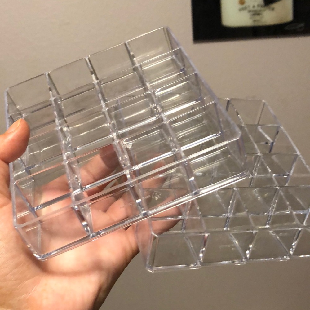 Acrylic-looking lipstick trays!
